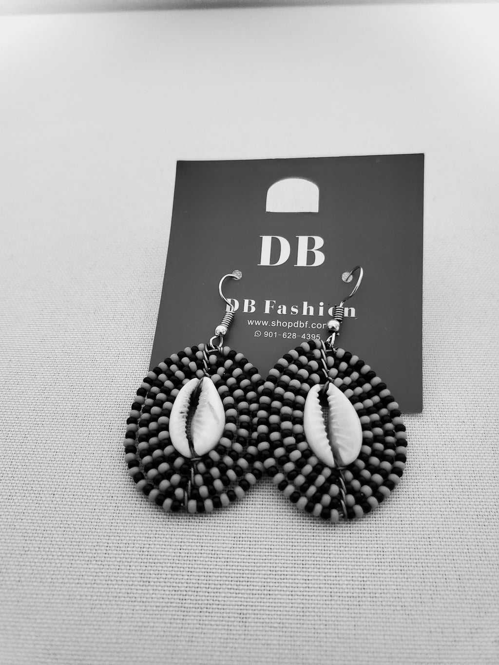 Shell Beaded Earring-Black & White